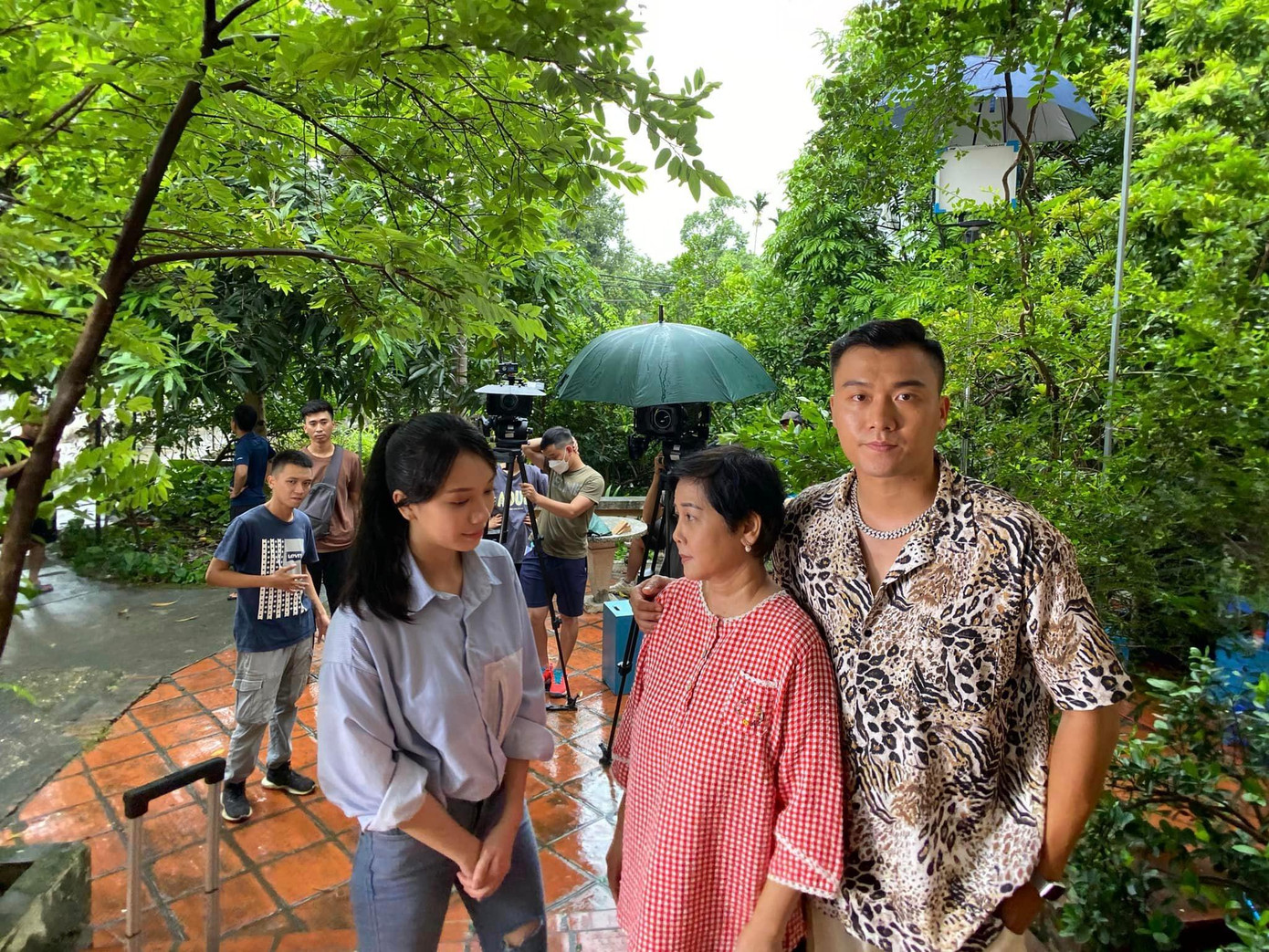 Theo những hình ảnh mà NSND Minh Hằng hé lộ, mẹ Phong sẽ có nhiều cảnh tương tác với Quyên (Thùy Dương). Với diễn biến mới nhất của Đấu trí, Phong và Quyên nhiều khả năng không chỉ dừng lại ở mối quan hệ giữa trinh sát điều tra và con gái của một nhân vật chủ chốt trong vụ buôn lậu ở Đông Bình. Theo những hình ảnh mà NSND Minh Hằng hé lộ, mẹ Phong sẽ có nhiều cảnh tương tác với Quyên (Thùy Dương). Với diễn biến mới nhất của Đấu trí, Phong và Quyên nhiều khả năng không chỉ dừng lại ở mối quan hệ giữa trinh sát điều tra và con gái của một nhân vật chủ chốt trong vụ buôn lậu ở Đông Bình.