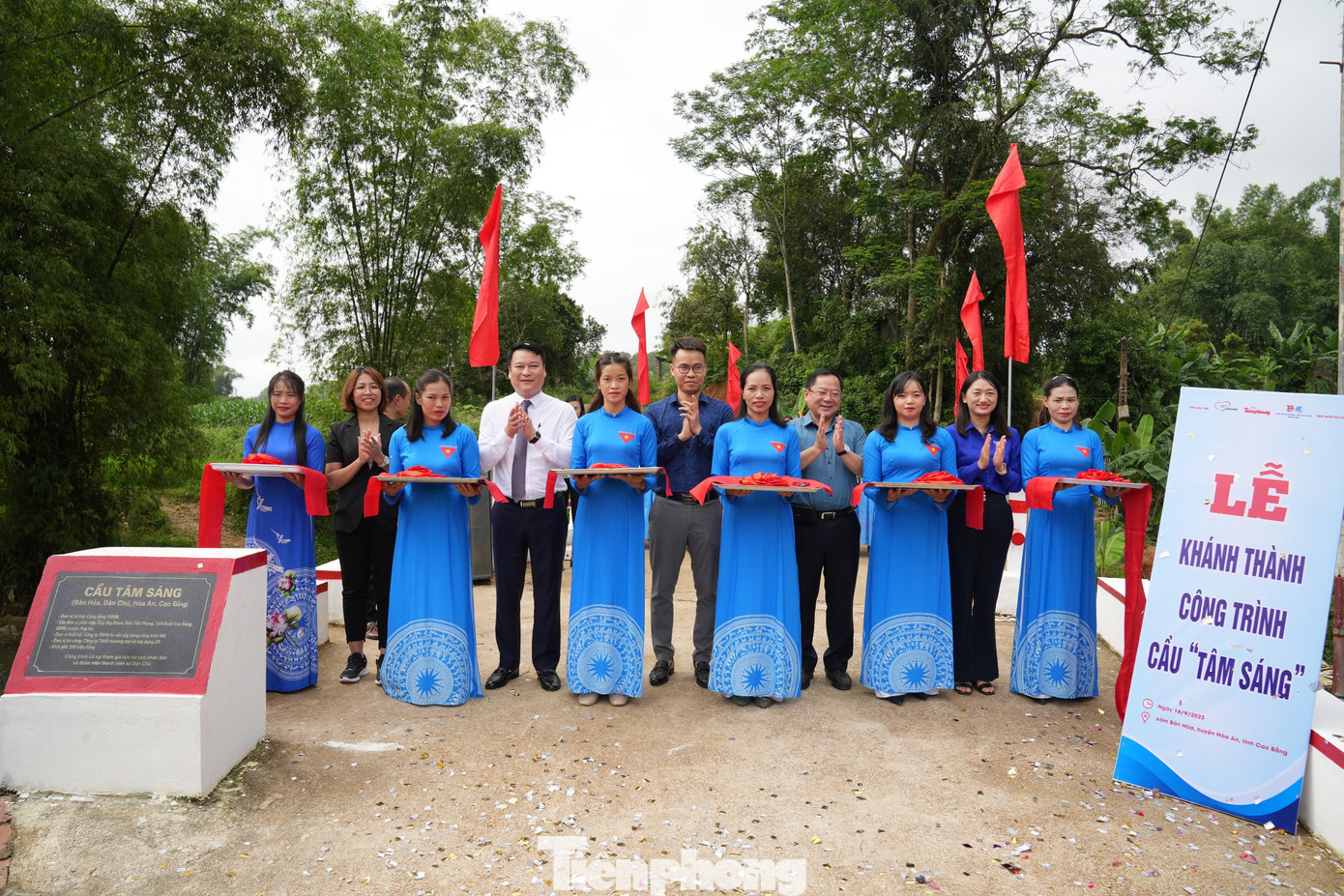 Sáng 16/9, lễ bàn giao công trình cầu Tâm sáng diễn ra tại xã Dân Chủ, huyện Hòa An, tỉnh Cao Bằng. Dự lễ có ông Nguyễn Quốc Trung - Bí thư huyện ủy Hòa An, chị Triệu Thanh Dung - Phó Bí thư Tỉnh Đoàn Cao Bằng, nhà báo Lê Xuân Sơn - Tổng Biên tập báo Tiền Phong, bà Khương Thị Ngân - Giám đốc Quỹ từ thiện Big Share, ông Nguyễn Hữu Hùng - đại diện Cộng đồng 1000M cùng đại biểu của Huyện ủy, UBND huyện Hòa An cùng bà con nhân dân bản Hóa, xã Dân Chủ.