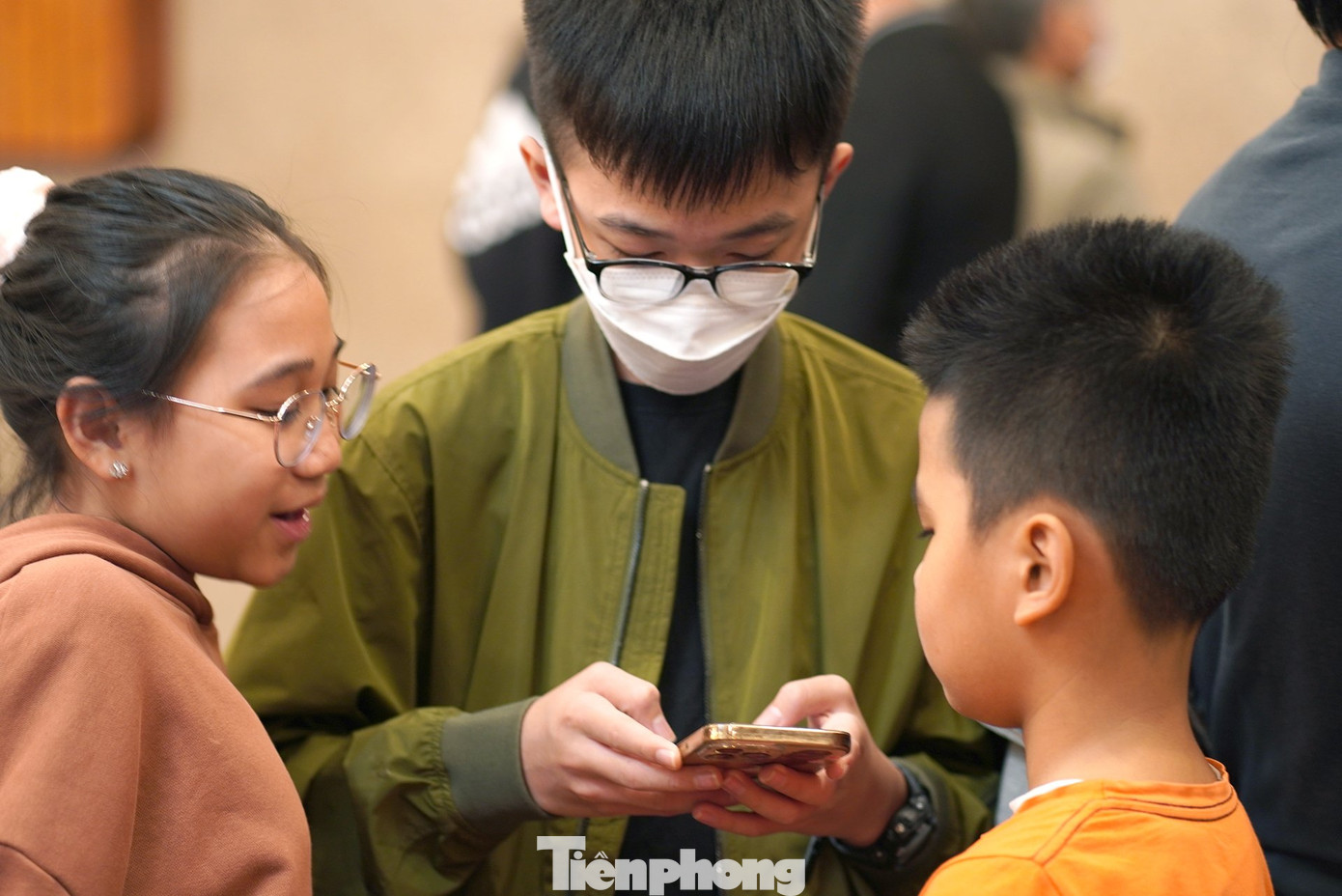 Khán giả nhí háo hức khi được tận mắt chứng kiến những nghệ sĩ hài nổi tiếng trên sân khấu Táo Quân. Đây là chương trình được mong chờ bậc nhất mỗi dịp Tết Nguyên đán, thu hút sự quan tâm của khán giả ở nhiều lứa tuổi. Ảnh: TRỌNG QUÂN.