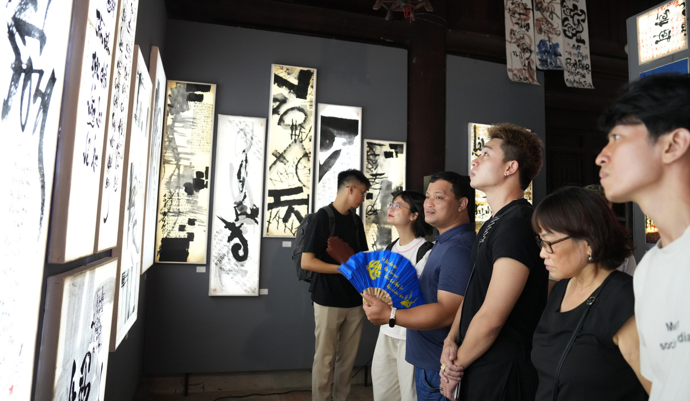 Nghiên bút còn thơm quy tụ các tác phẩm của 15 thư pháp gia trên toàn quốc. Nghiên bút còn thơm quy tụ các tác phẩm của 15 thư pháp gia trên toàn quốc.