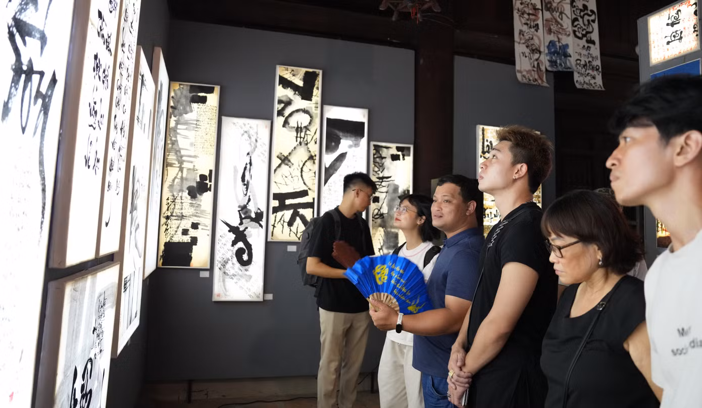 Nghiên bút còn thơm quy tụ các tác phẩm của 15 thư pháp gia trên toàn quốc. Nghiên bút còn thơm quy tụ các tác phẩm của 15 thư pháp gia trên toàn quốc.
