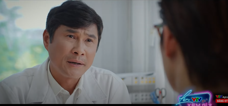Bác sĩ báo với Duy tin dữ về bệnh tình của chủ tịch Hoàng Long.