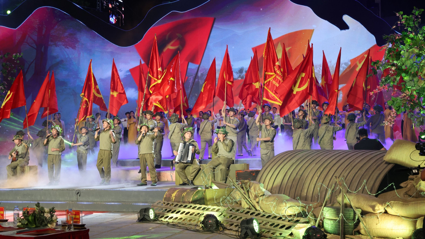 Dưới lá cờ Quyết Thắng đưa khán giả quay trở lại năm tháng hào hùng với những ký ức không thể nào quên của một thời bom đạn. Dưới lá cờ Quyết Thắng đưa khán giả quay trở lại năm tháng hào hùng với những ký ức không thể nào quên của một thời bom đạn.