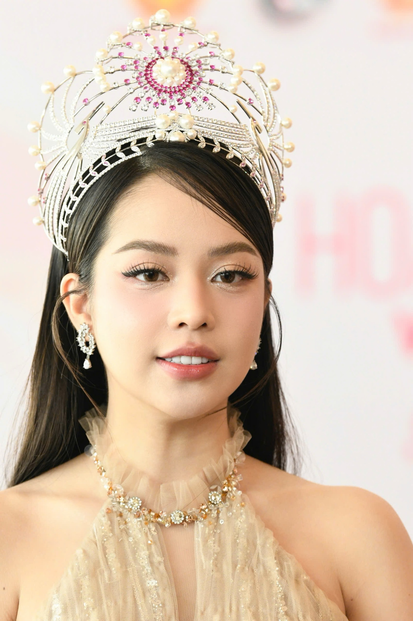 Huỳnh Thị Thanh Thủy - Hoa hậu Việt Nam 2022, Hoa hậu Quốc tế 2024 - xuất hiện rạng rỡ tại sự kiện. Thanh Thủy bày tỏ vui mừng, vinh dự khi góp mặt tại buổi công bố kết quả Sơ khảo của Hoa hậu Việt Nam 2024. Cô khẳng định cuộc thi luôn duy trì được sức hút. Các tiêu chí mà ban tổ chức đưa ra cho thấy Hoa hậu Việt Nam 2024 là cuộc thi danh giá và uy tín.