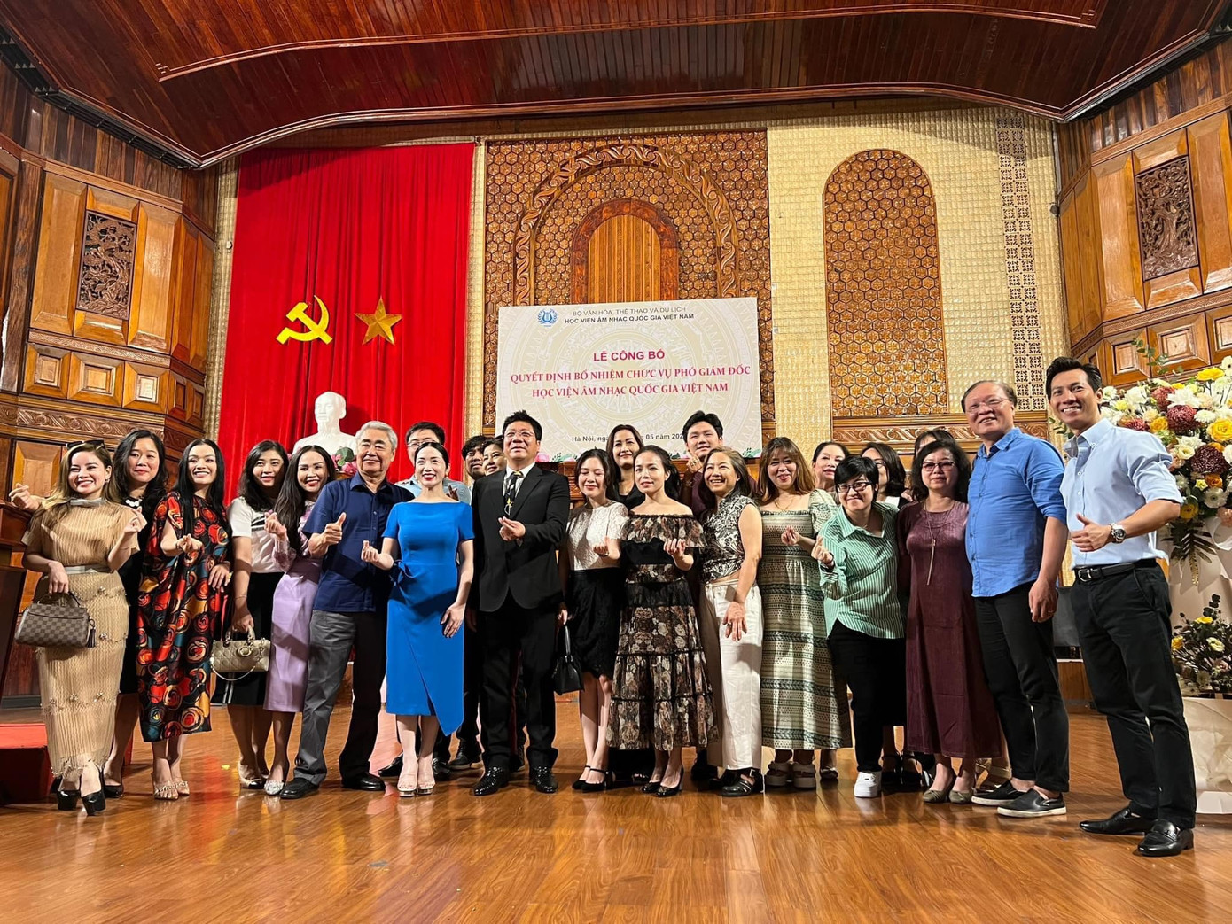 Bạn bè, đồng nghiệp chia vui cùng NSND Quốc Hưng. Ảnh: NVCC. Bạn bè, đồng nghiệp chia vui cùng NSND Quốc Hưng. Ảnh: NVCC.