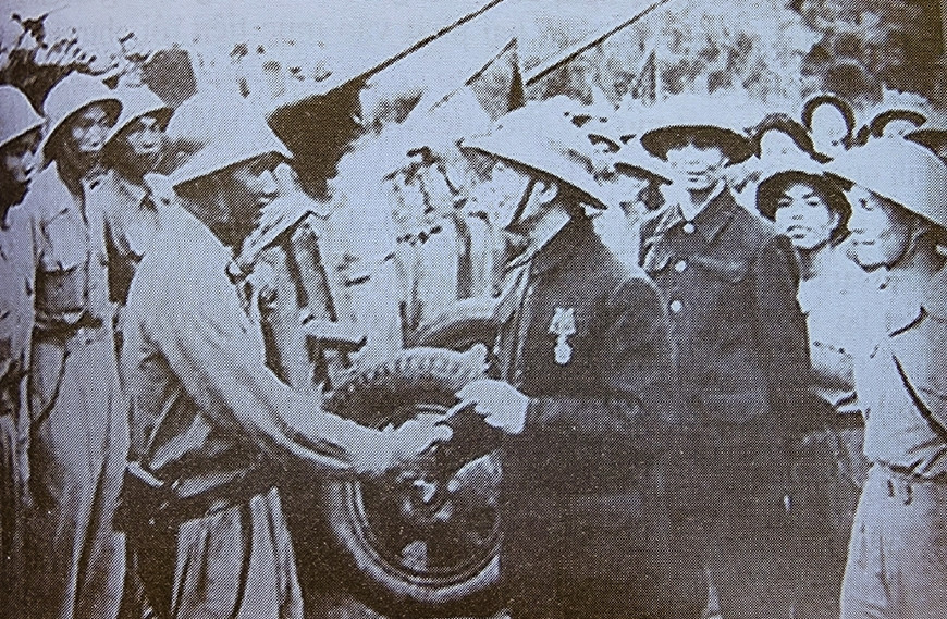 Đại tướng Võ Nguyên Giáp khen ngợi Trung đoàn pháo cao xạ 367 ra quân đánh thắng trận đầu, lập công xuất sắc. Ảnh tư liệu.