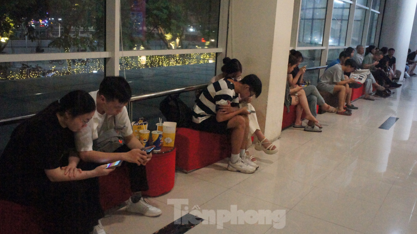 Suất chiếu tối thu hút đông khán giả trẻ.