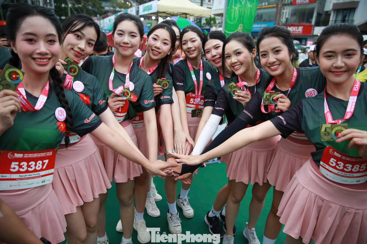 Các thí sinh rạng rỡ, phấn chấn bất chấp thời tiết mưa lạnh. Các thí sinh rạng rỡ, phấn chấn bất chấp thời tiết mưa lạnh.