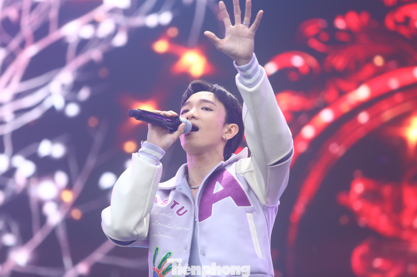 Khán giả tại sân vận động trường Đại học Sư phạm Hà Nội đắm chìm theo màn trình diễn của ca sĩ Hoàng Dũng. Nhiều fan nữ hét lớn tên ca sĩ Nàng thơ. Khán giả tại sân vận động trường Đại học Sư phạm Hà Nội đắm chìm theo màn trình diễn của ca sĩ Hoàng Dũng. Nhiều fan nữ hét lớn tên ca sĩ Nàng thơ.