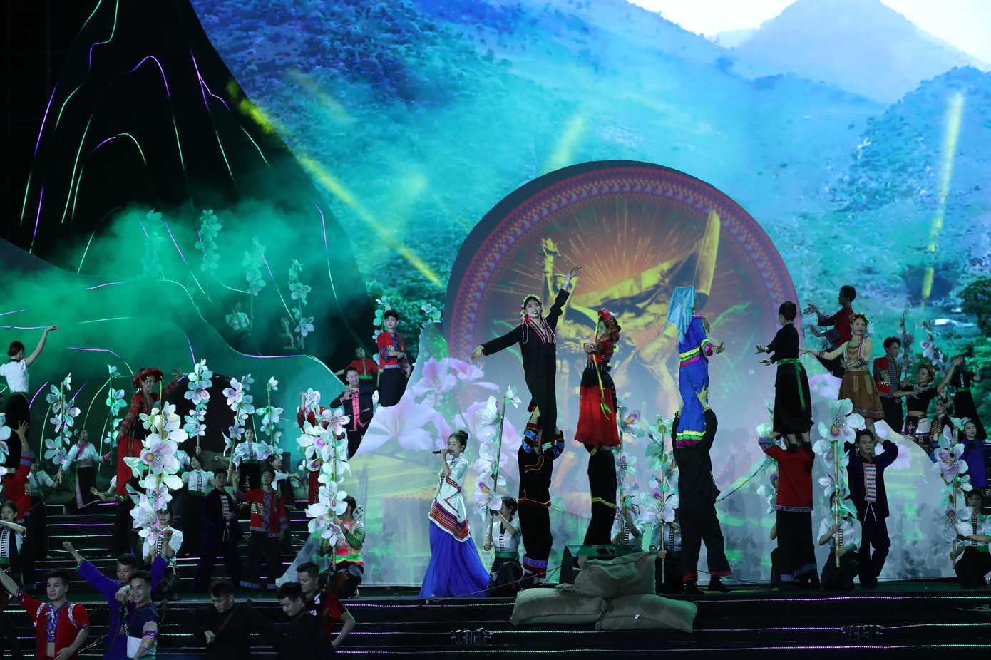 Chương trình bao gồm 14 tiết mục, có sự tham gia của nhiều nghệ sĩ được khán giả yêu thích, những người từng là văn công biểu diễn trên chiến trường Điện Biên Phủ năm xưa.