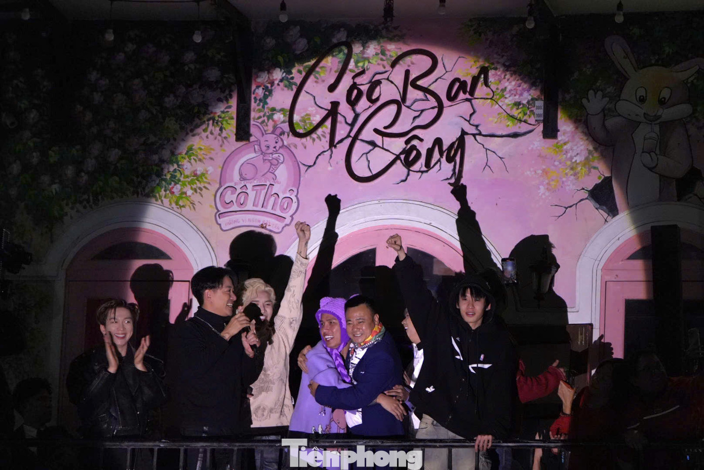 Dàn nghệ sĩ có mặt tại buổi giao lưu gồm Tuấn Hưng, NSND Tự Long, Neko Lê, BB Trần, Trương Thế Vinh, HuyR, Kay Trần...