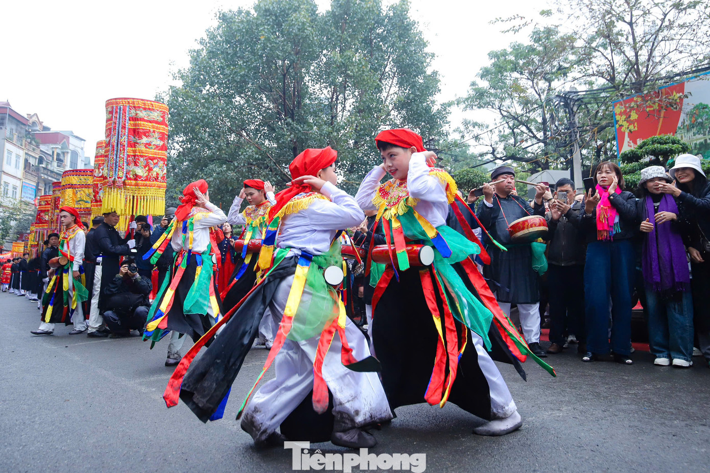 Năm 2025, lễ hội diễn ra từ sáng 6/2, thu hút đông đảo người dân tham gia. Sau nghi lễ rước kiệu là những điệu múa lân, múa rồng. Điểm nhấn của lễ hội là màn nam thanh niên giả gái, đeo trống đánh bồng (hay còn gọi là múa "con đĩ đánh bồng").