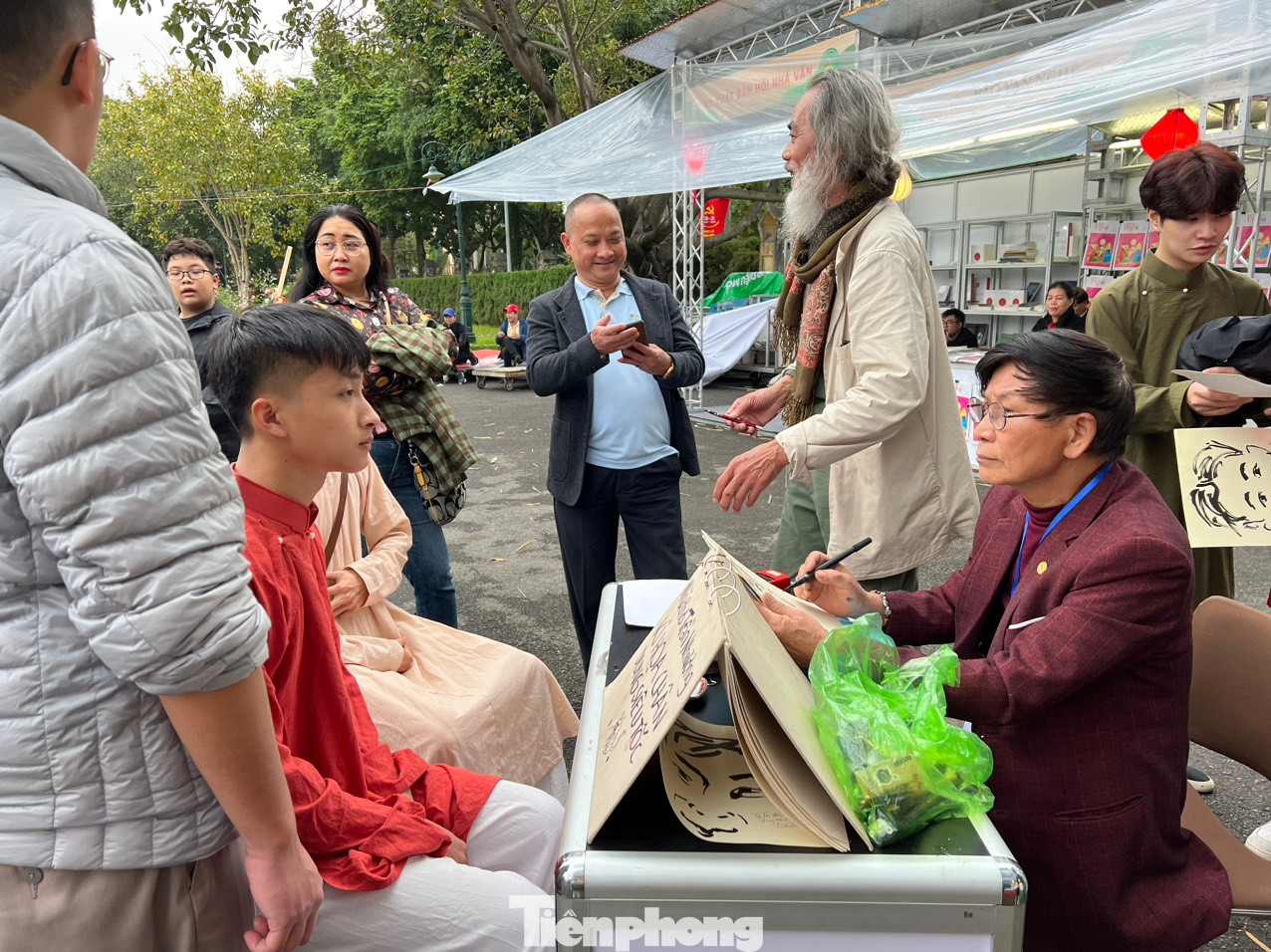 Từ sáng 5/2, quầy vẽ ký hoạ chân dung siêu tốc của nhà thơ Trần Nhương có sức hút đặc biệt. Ảnh: NGỌC ÁNH. Từ sáng 5/2, quầy vẽ ký hoạ chân dung siêu tốc của nhà thơ Trần Nhương có sức hút đặc biệt. Ảnh: NGỌC ÁNH.