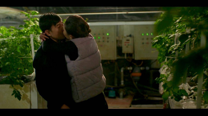 Đồng nghiệp mới tiếp cận Công, muốn làm nhân tình bí mật của anh. Ảnh: CMH.