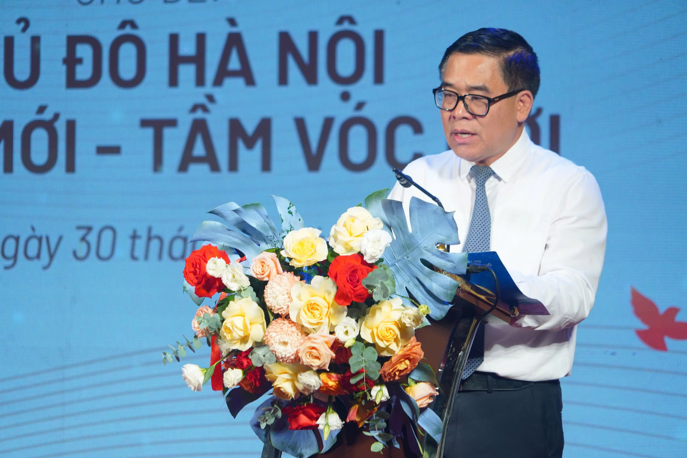 Giám đốc Sở VHTT Hà Nội Đỗ Đình Hồng công bố giải thưởng.