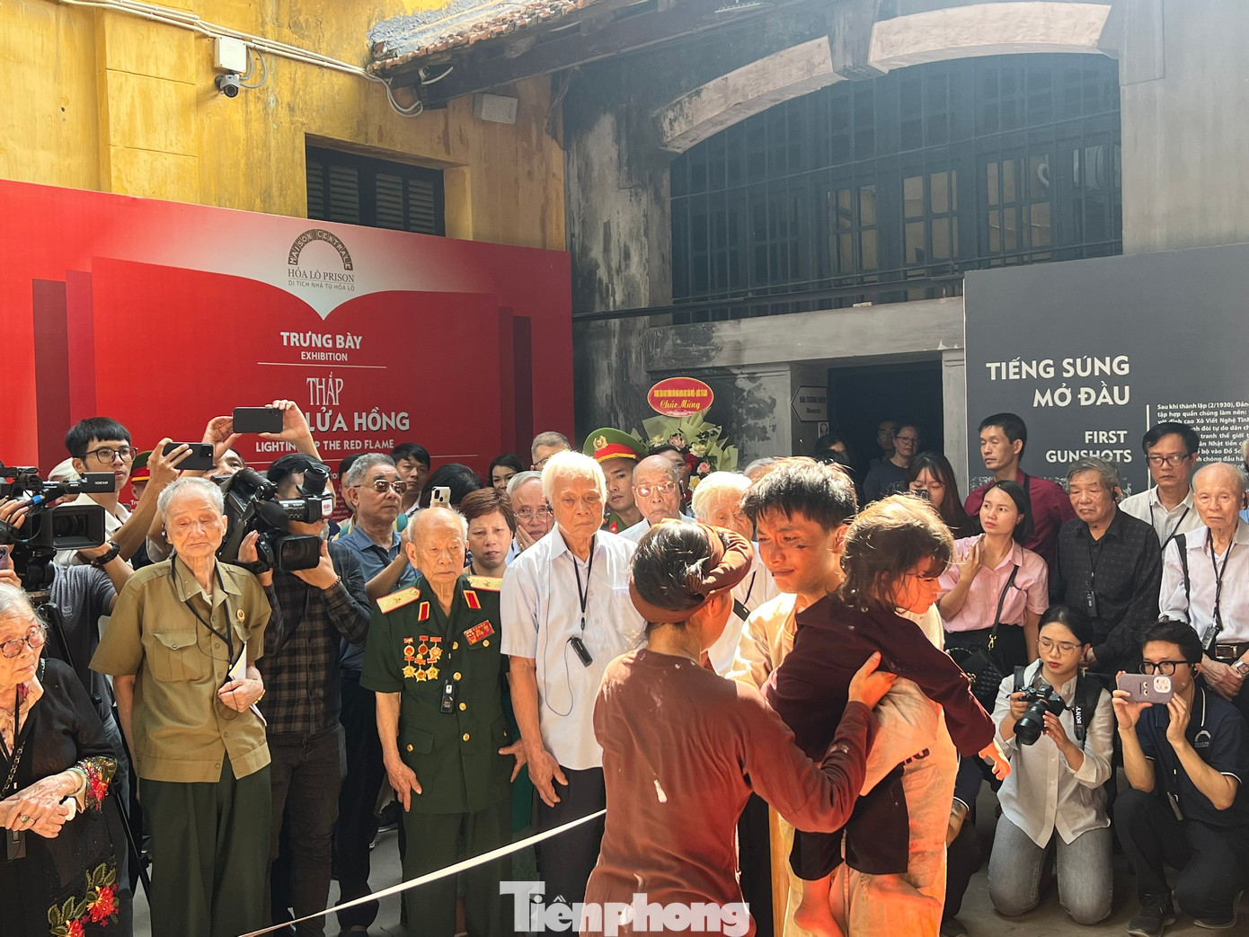 Hoạt cảnh tái hiện cuộc gặp cuối cùng trong Nhà tù Hỏa Lò của gia đình hai chiến sĩ yêu nước Mai Ngọc Thuyết và Nguyễn Văn Mẫn vào năm 1933. Cuối năm 1931, ông Nguyễn Văn Mẫn bị địch bắt, giam tại các nhà tù Bắc Giang, Bắc Ninh, Sơn La và Hỏa Lò. Khi đó, con gái ông chưa tròn một tuổi. Năm 1933, lần đầu ông Nguyễn Văn Mẫn được bế con, khi vợ đưa con gái vào Nhà tù Hỏa Lò để tiễn biệt ông trước ngày lưu đày ở Côn Đảo. Đây cũng là lần gặp cuối cùng của gia đình nhỏ, bởi 10 năm sau (1943), chiến sĩ cách mạng Nguyễn Văn Mẫn hy sinh do chế độ tù đày khắc nghiệt. Biến đau thương thành sức mạnh, vợ ông là bà Mai Ngọc Thuyết vẫn kiên trung theo con đường đã chọn.