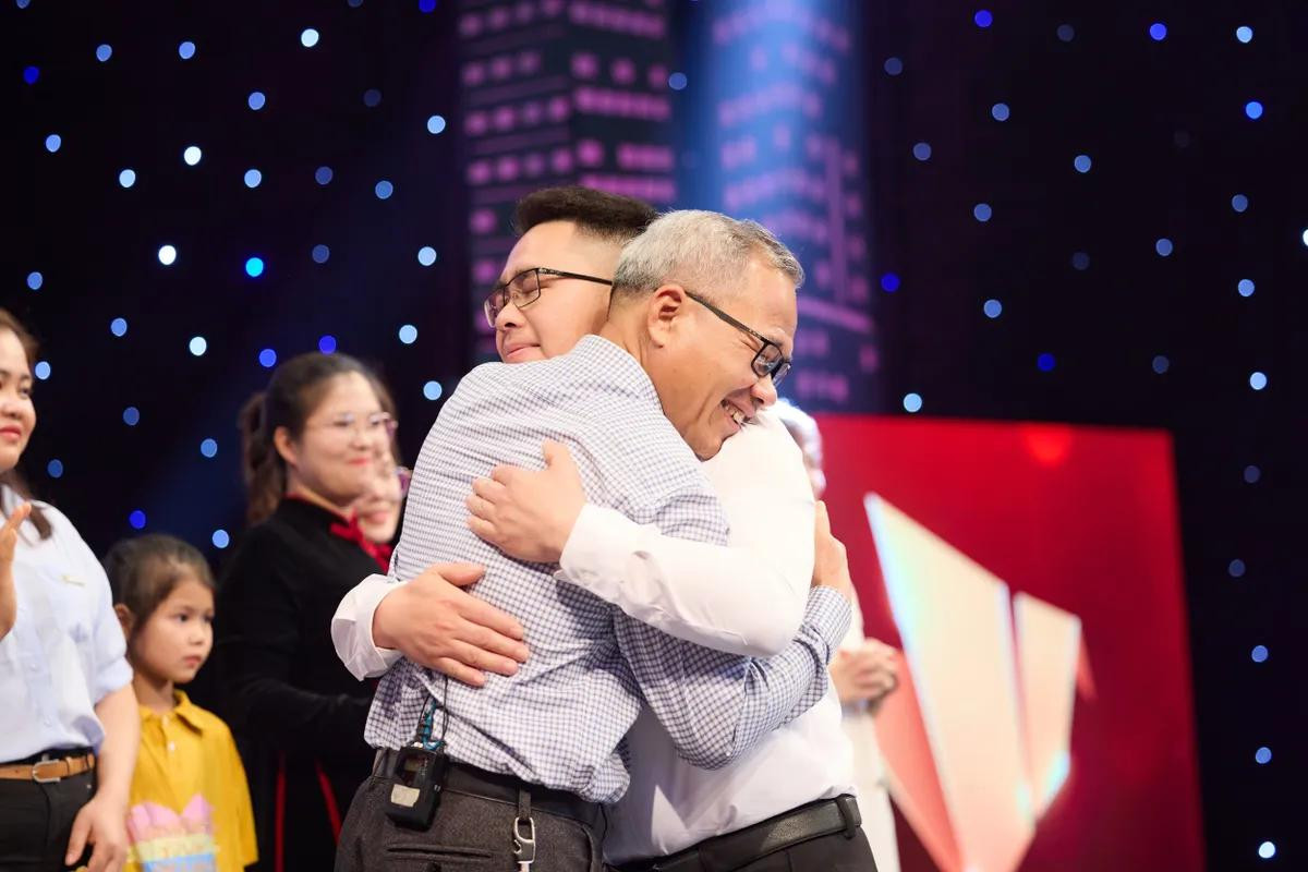 Cuộc hội ngộ của ông Chắt và những đứa con trưởng thành từ mái ấm Hy vọng. Cuộc hội ngộ của ông Chắt và những đứa con trưởng thành từ mái ấm Hy vọng.