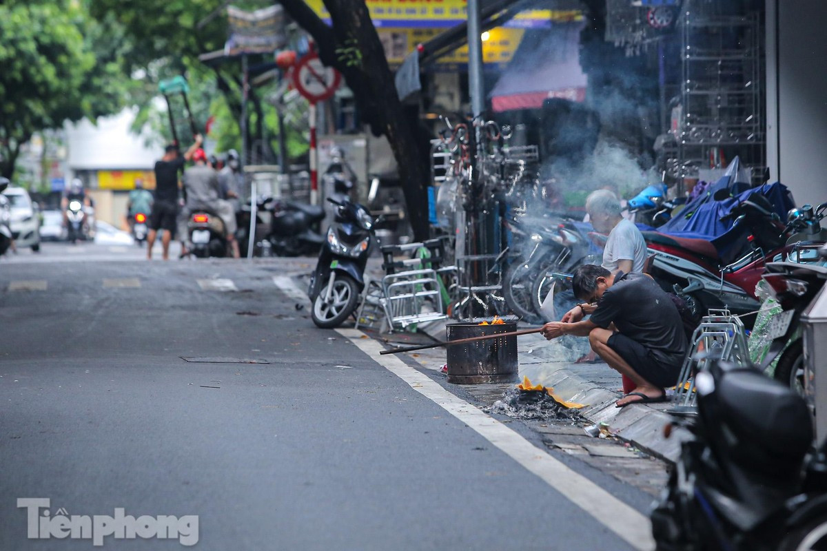 Nhiều hiểm hoạ khôn lường từ việc lạm dụng đốt vàng mã. Ảnh: Duy Phạm. Nhiều hiểm hoạ khôn lường từ việc lạm dụng đốt vàng mã. Ảnh: Duy Phạm.