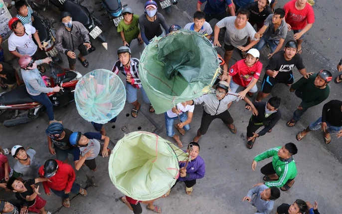 Ở nhiều nơi, tục giật cô hồn biến tướng, gây mất an toàn.