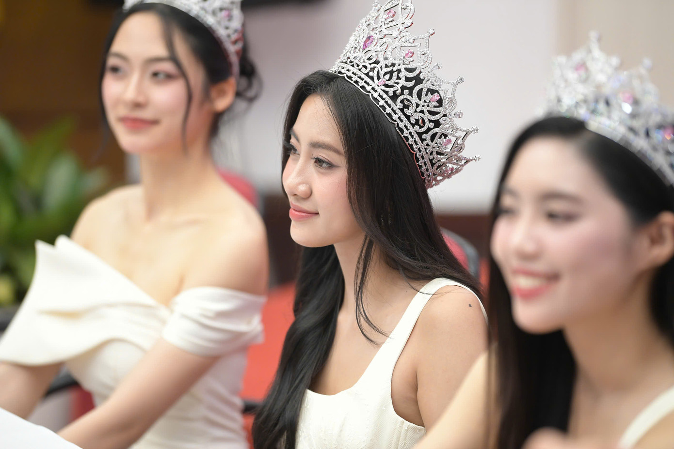 Top 3 Hoa hậu Việt Nam chia sẻ về hành trình gắn bó với cuộc thi và những kỷ niệm đáng nhớ. Các người đẹp cũng nhận được sự quan tâm, động viên của cán bộ, phóng viên báo Tiền Phong. Hoa hậu Hà Trúc Linh cho biết trong thời gian tới, cô mong nhận được sự đồng hành từ các phóng viên của báo để kết nối với những địa phương có nhiều trẻ em gặp khó khăn, thiếu thốn về điều kiện học tập.