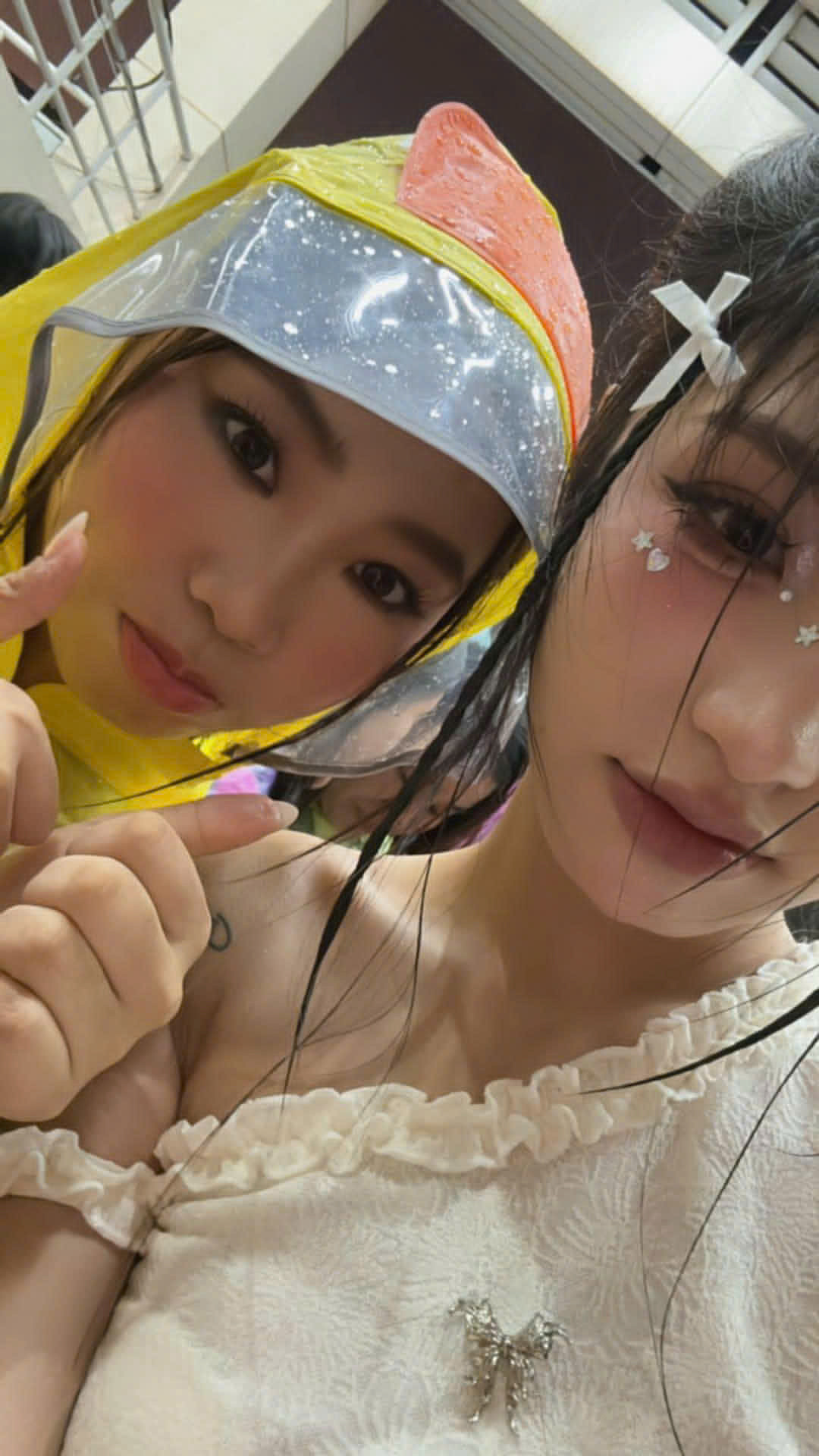 Khán giả đội mưa xem concert. Ban tổ chức cũng phát ô cho người xem từ đầu chương trình.