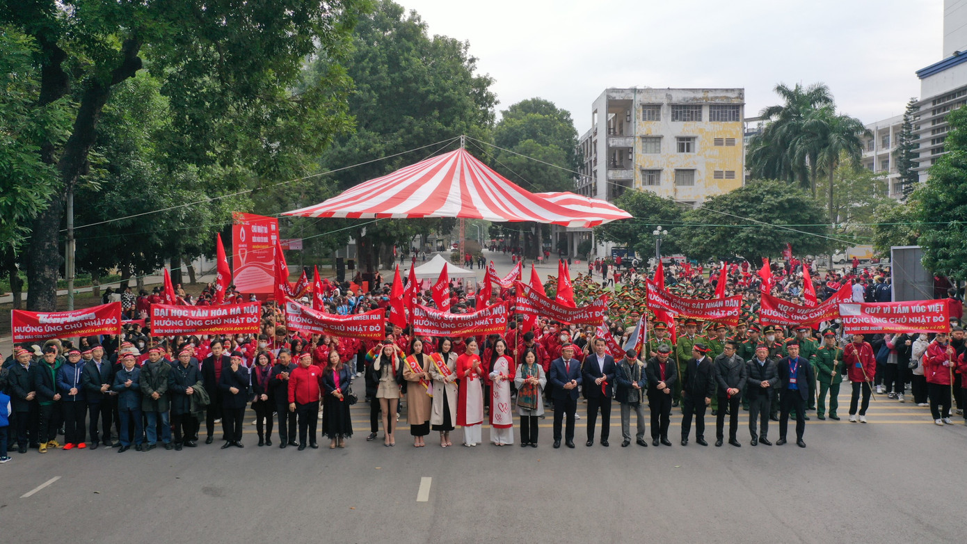 Chương trình 'Chủ Nhật Đỏ' do Báo Tiền Phong chủ trì, phối hợp với Ủy ban An toàn Giao thông Quốc gia, Viện Huyết học - Truyền máu T.Ư, Ban Chỉ đạo Vận động hiến máu tình nguyện, T.Ư Đoàn TNCS Hồ Chí Minh các tỉnh/thành phố và một số đơn vị tổ chức trên phạm vi toàn quốc.