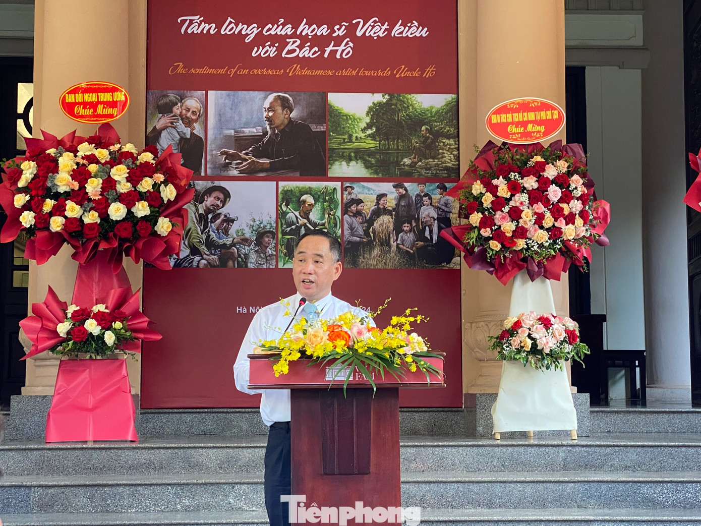 Sáng 17/5, lễ khai mạc triển lãm Tấm lòng của họa sĩ Việt kiều với Bác Hồ, do Bảo tàng Mỹ thuật Việt Nam phối hợp với Hội Thái - Việt tại tỉnh Nakhon Phanom (Thái Lan) tổ chức nhân dịp kỷ niệm 134 năm ngày sinh Chủ tịch Hồ Chí Minh. Giám đốc Bảo tàng Mỹ thuật Việt Nam Nguyễn Anh Minh nhấn mạnh: “Đây là dịp để tưởng nhớ và bày tỏ lòng biết ơn sâu sắc công lao to lớn của Chủ tịch Hồ Chí Minh - Anh hùng giải phóng dân tộc Việt Nam, nhà văn hóa kiệt xuất. Qua triển lãm, công chúng trong nước và quốc tế, đặc biệt là thế hệ trẻ hiểu thêm về cuộc đời, sự nghiệp cách mạng vĩ đại của Người".