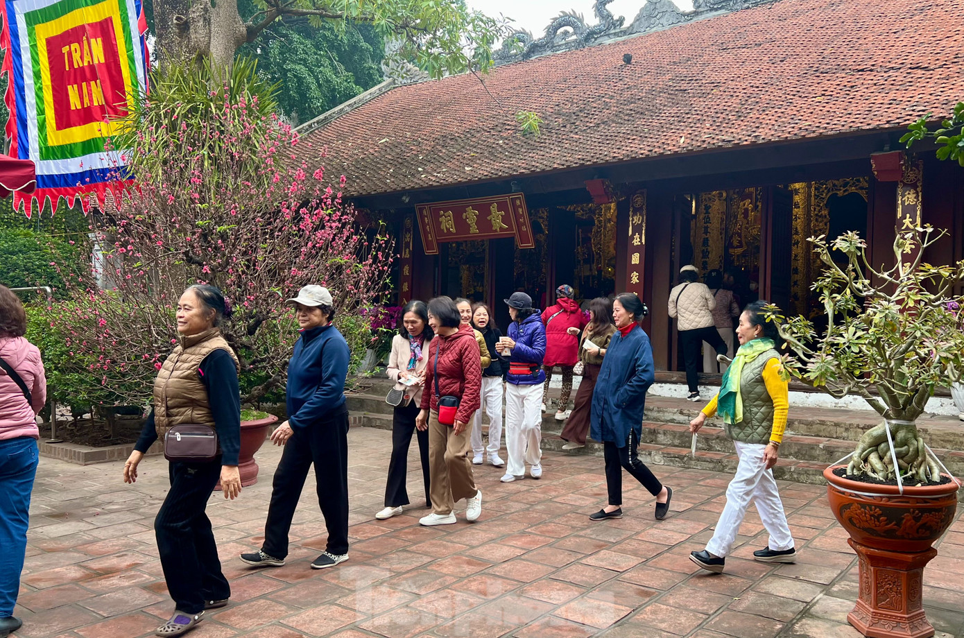 Tại đền Kim Liên - một trong tứ trấn của kinh thành Thăng Long - người dân tấp nập ra vào. Hội đền và đình Kim Liên được tổ chức vào ngày 16 tháng 3 âm lịch hàng năm.