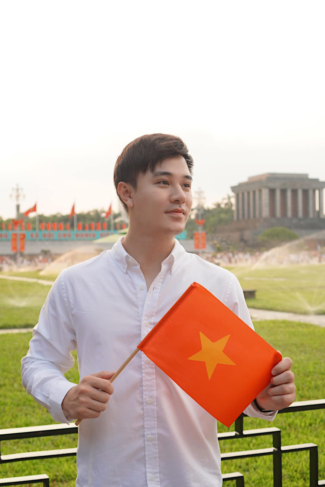 Những hình ảnh thể hiện tinh thần yêu nước của người trẻ. Những hình ảnh thể hiện tinh thần yêu nước của người trẻ.