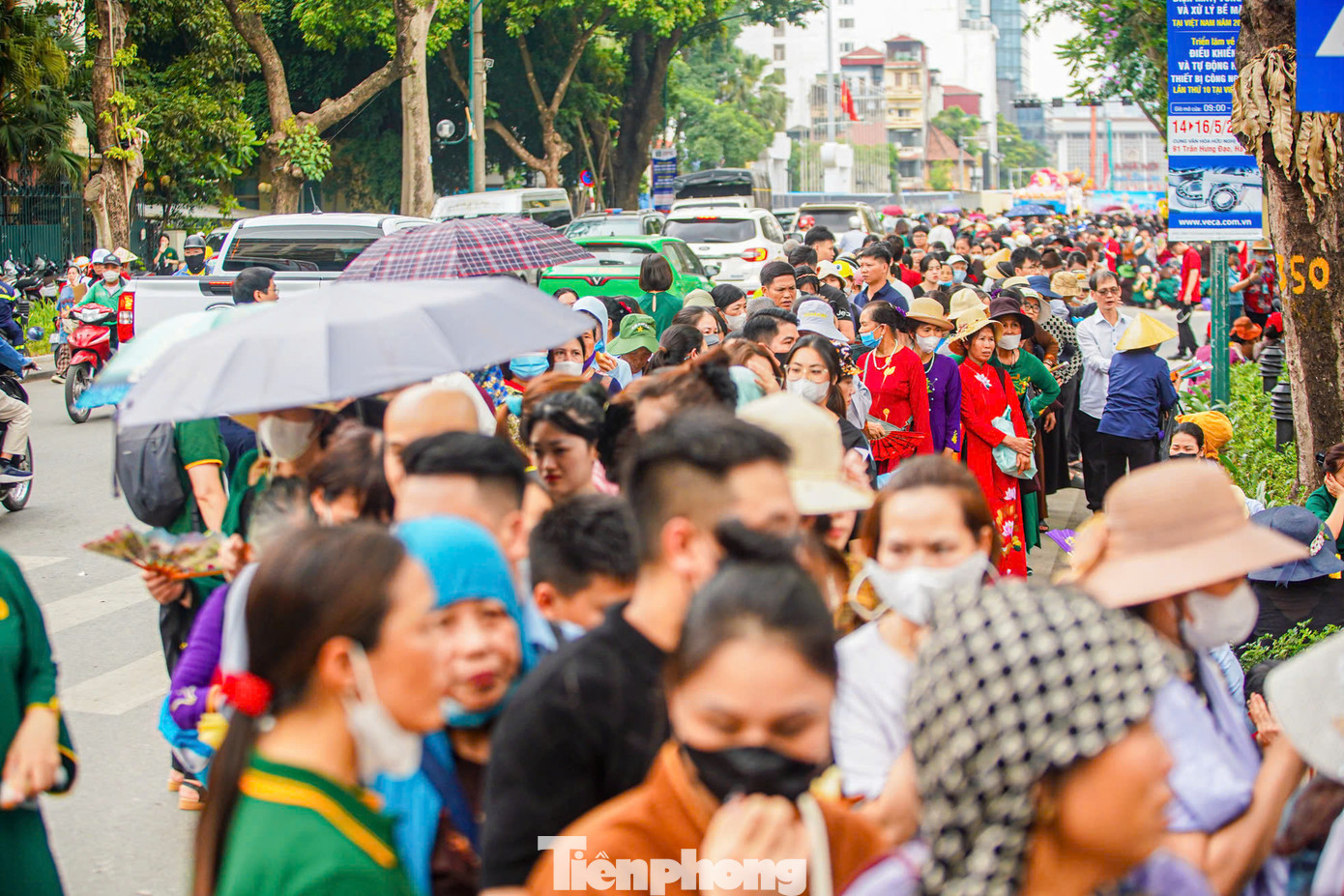 Thời tiết sáng và chiều 14/5 tại Hà Nội mát mẻ, đôi lúc có mưa nhỏ.