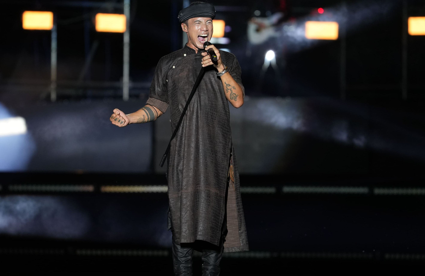 Phần mở đầu tôn vinh dòng chảy truyền thống và âm nhạc bản địa. Mở đầu chương trình, rocker Phạm Anh Khoa khuấy động sân khấu bằng chất rock dân gian trong các ca khúc Lý kéo chài, Lý quạ kêu.