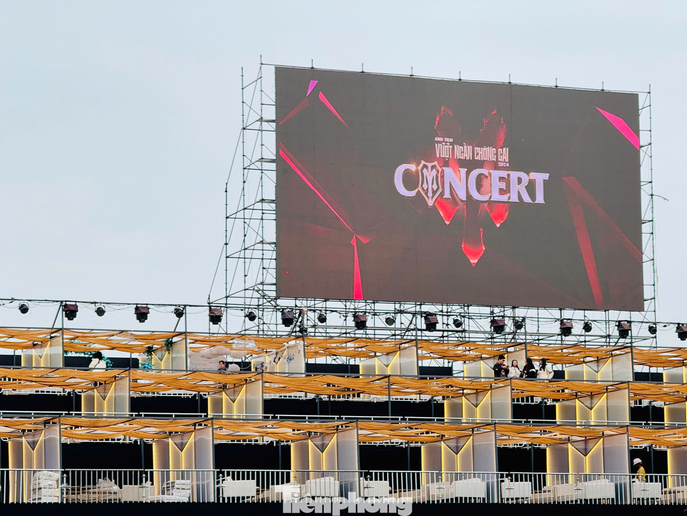 Bên trong nơi diễn ra concert, 8 màn hình LED được bố trí phục vụ khán giả. Ca sĩ Đăng Khôi cho biết dàn nghệ sĩ luyện tập đến khoảng 4h sáng 14/12.