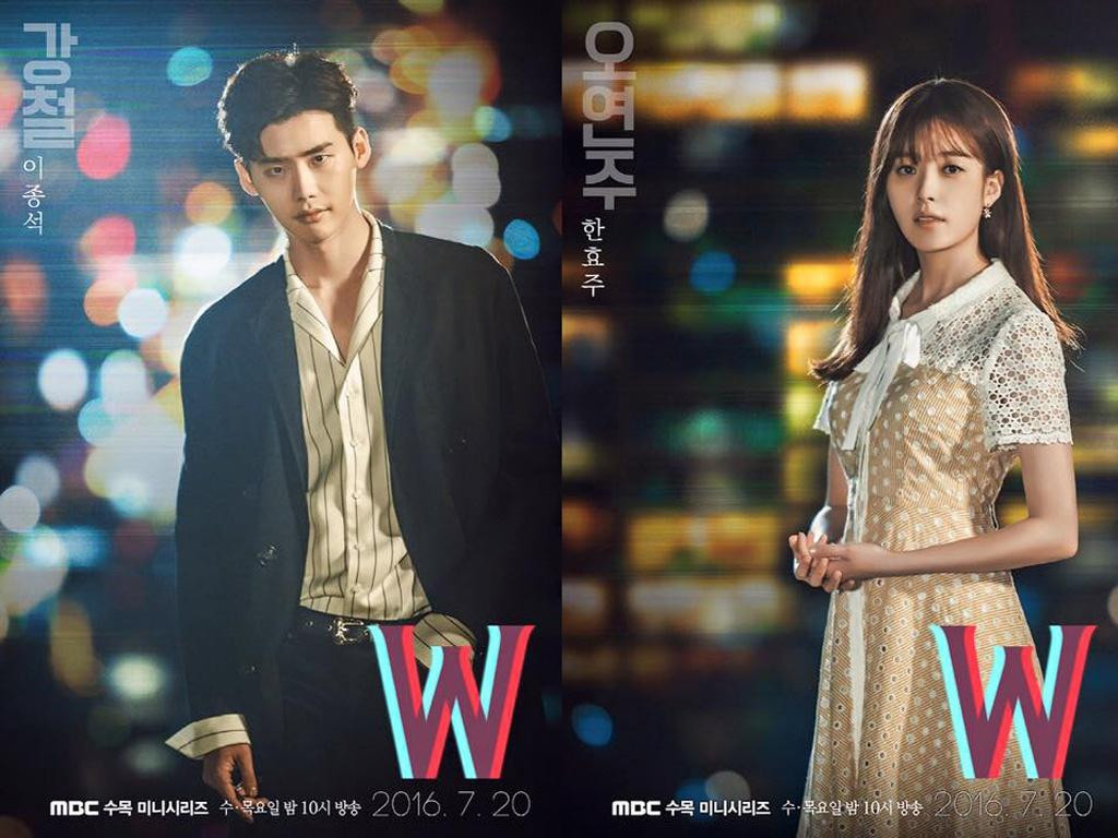 &quot;Chốt sổ&quot; cho bảng xếp hạng của Ranker là W: Hai thế giới. Bộ phim kể về một người đàn ông và một người phụ nữ ở độ tuổi 30, cùng sống tại Seoul nhưng lại thuộc hai thế giới khác nhau. Kang Chul (Lee Jong Suk) – thiên tài bắn súng, tài phiệt trẻ tuổi nhất Hàn Quốc – chính là nhân vật trong bộ truyện tranh nổi tiếng của bố Oh Yeon Joo (Han Hyo Joo).