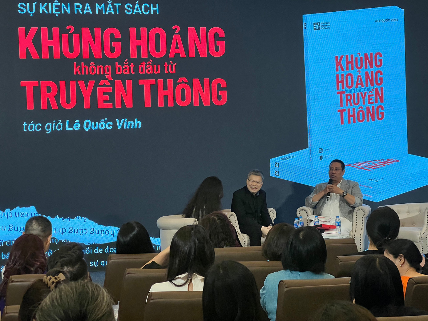 Tác giả Lê Quốc Vinh (giữa) trong buổi giới thiệu sách.