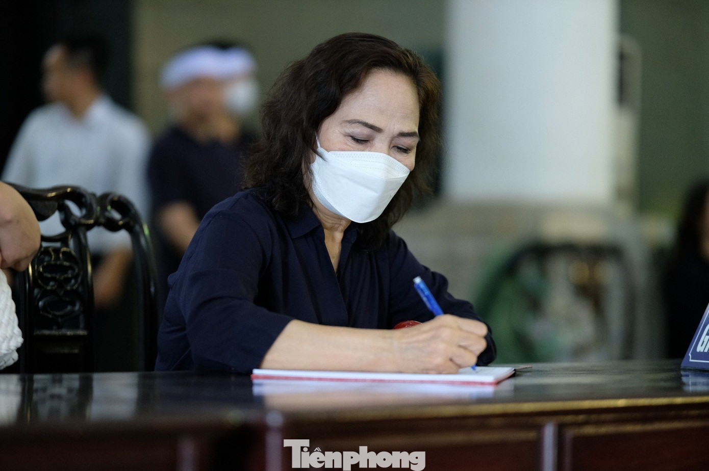 NSND Trịnh Thúy Mùi bày tỏ sự ra đi của NSND Trần Bảng là tổn thất không gì có thể bù đắp, để lại nỗi tiếc thương cho giới văn nghệ sĩ nói chung và nghệ sĩ chèo nói riêng. "Ông là một nhân cách lớn, một đạo diễn hàng đầu của nghệ thuật chèo. NSND Trần Bảng có công lớn trong việc dẫn dắt, định hướng, bảo tồn nghệ thuật chèo trong giai đoạn khó khăn. Ông thổi hồn cho chèo phát huy được những giá trị tinh hoa riêng có", NSND Trịnh Thuý Mùi chia sẻ. NSND Trịnh Thúy Mùi bày tỏ sự ra đi của NSND Trần Bảng là tổn thất không gì có thể bù đắp, để lại nỗi tiếc thương cho giới văn nghệ sĩ nói chung và nghệ sĩ chèo nói riêng. "Ông là một nhân cách lớn, một đạo diễn hàng đầu của nghệ thuật chèo. NSND Trần Bảng có công lớn trong việc dẫn dắt, định hướng, bảo tồn nghệ thuật chèo trong giai đoạn khó khăn. Ông thổi hồn cho chèo phát huy được những giá trị tinh hoa riêng có", NSND Trịnh Thuý Mùi chia sẻ.