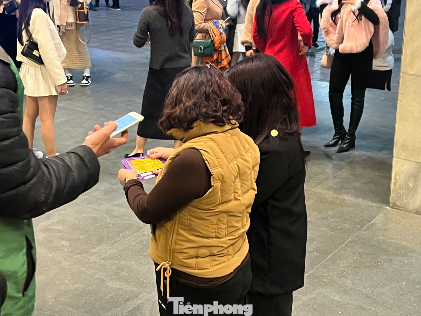 Gần giờ ghi hình, vé chợ đen chỉ còn hàng ghế trên tầng 2, khá xa khu vực sân khấu. Mức giá được phe vé đưa ra là 4-5 triệu đồng/cặp vé ở tầng 2. Vé chợ đen ế ẩm vì giá quá cao.