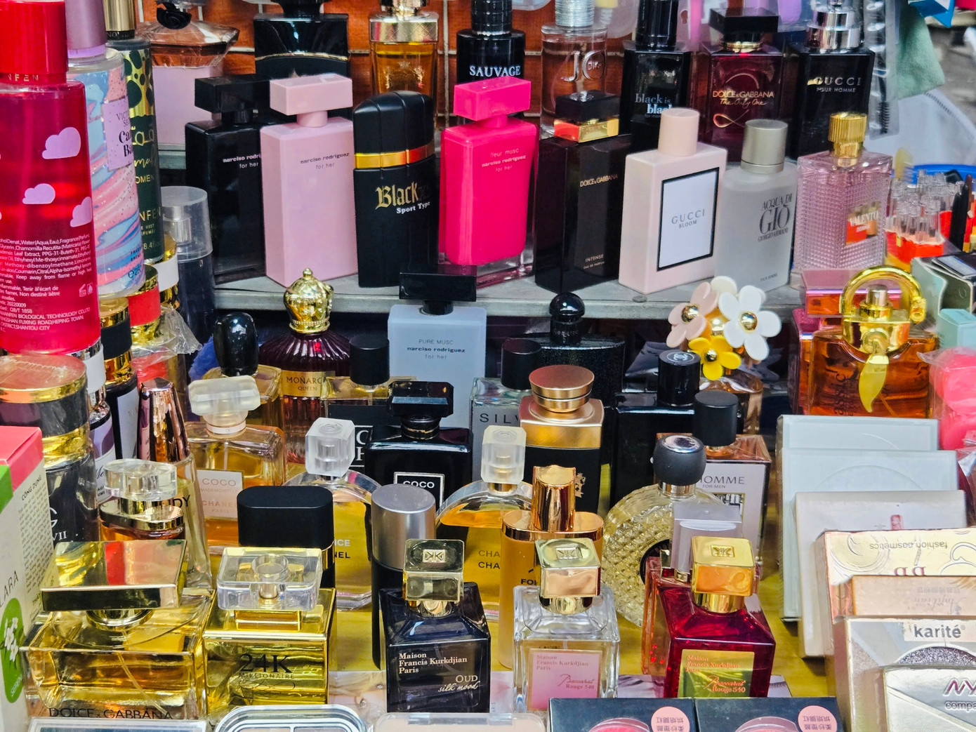 Nước hoa, đồ trang điểm của các hãng lớn cũng được bày bán tại sạp hàng ngoài đường.