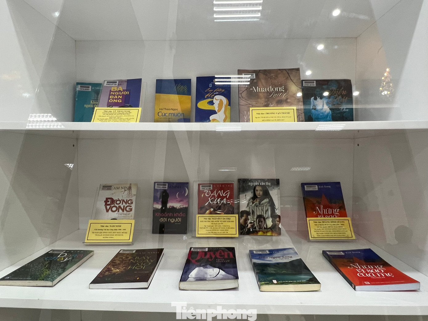 Sách trưng bày là những tác phẩm văn học công nhân được xuất bản trong khoảng từ 1953 đến 2023. Sách trưng bày là những tác phẩm văn học công nhân được xuất bản trong khoảng từ 1953 đến 2023.