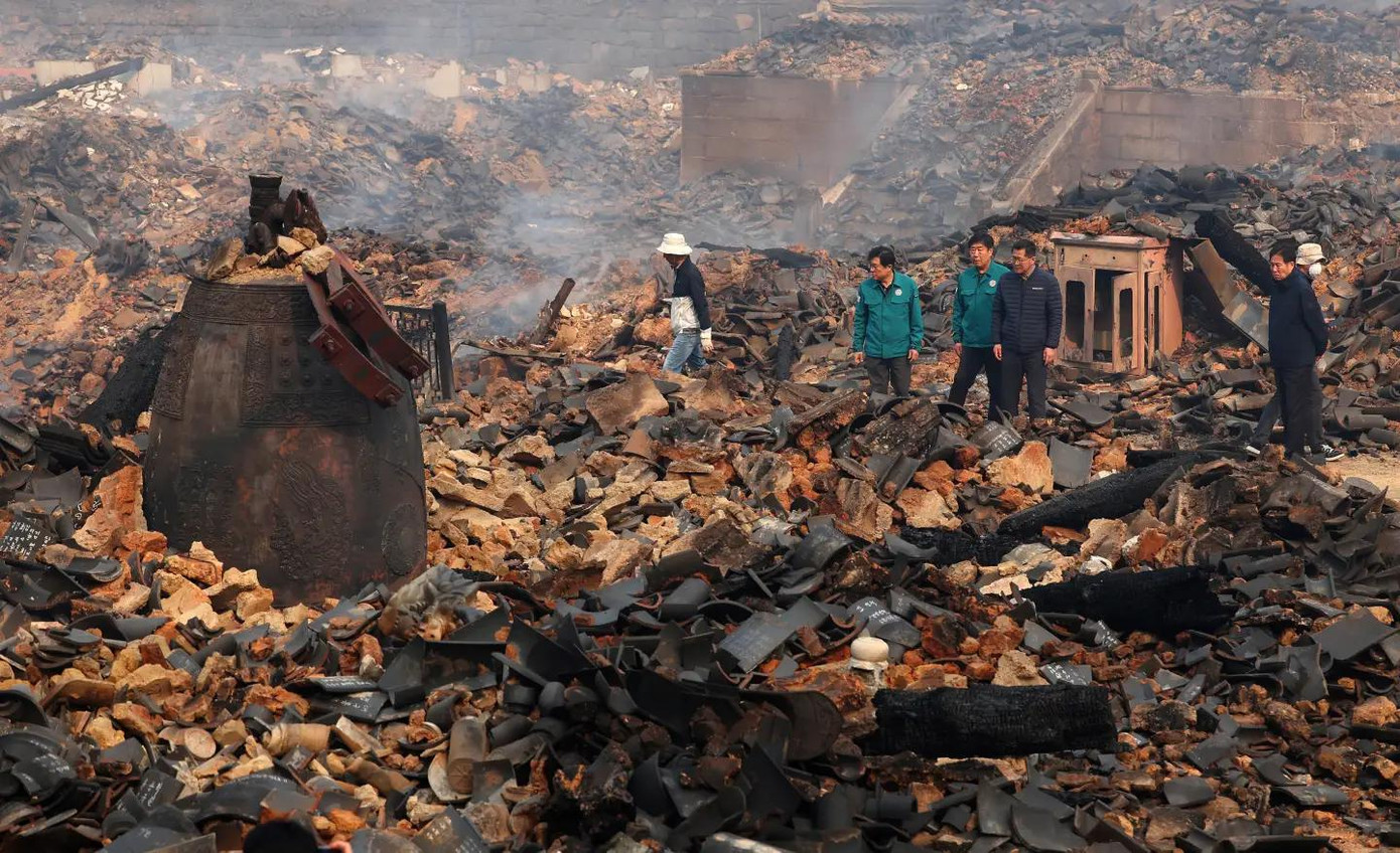 Cảnh đổ nát ở chùa Gounsa. Ảnh: Yonhap. Cảnh đổ nát ở chùa Gounsa. Ảnh: Yonhap.