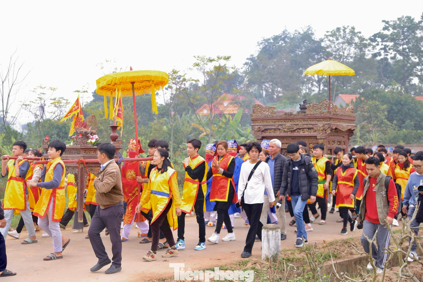 Trên kiệu là các sắc phong, bài vị, quả phết, quả chúi được cất giữ trong cung cấm của đình làng từ ngày mồng 10/10 âm lịch trong năm. Kiệu được khiêng từ đình ra đền do các “binh sĩ” hộ tống. Ảnh: GIA LINH.