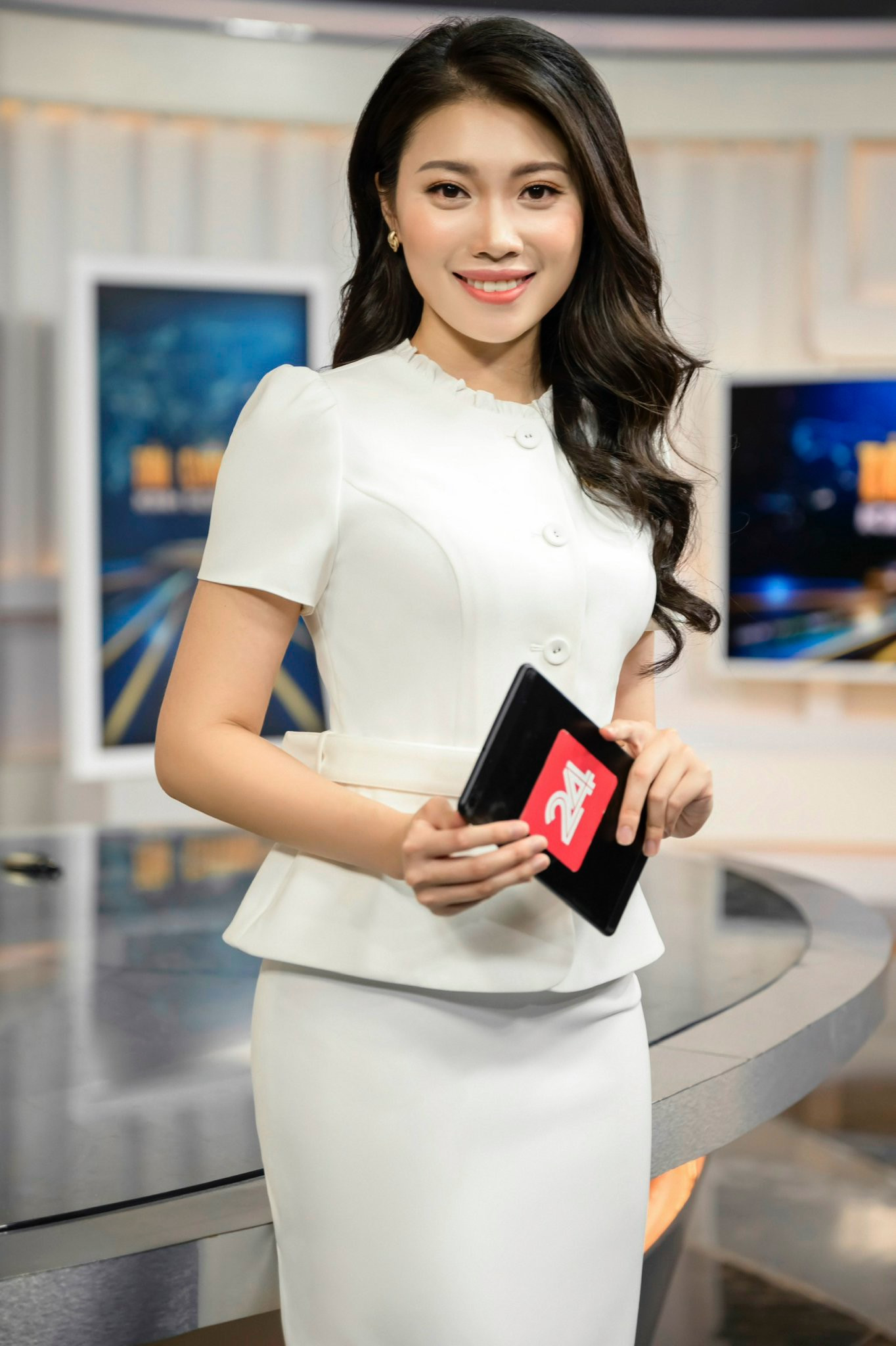 Điệp Anh là MC trẻ nhất của chương trình Bản tin tài chính.