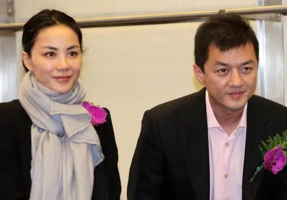 Sau đổ vỡ, Lý Á Bằng dường như sống đúng với những gì anh viết, chuyên tâm hướng về gia đình và chăm sóc cho cô con gái Lý Yên mắc bệnh hở hàm ếch