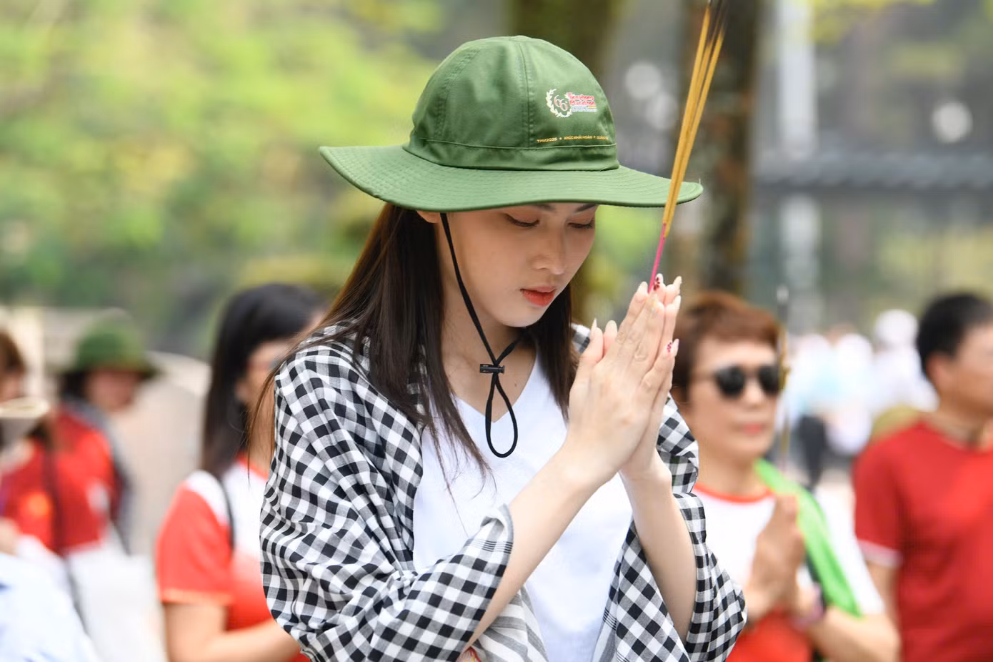 Á hậu Ngọc Thảo thành kính dâng hương tại Nghĩa trang Trường Sơn. Trong chiều 28/3, Á hậu Ngọc Thảo cùng Hoa hậu Đỗ Thị Hà tiếp tục đồng hành với ban tổ chức Tiền Phong Marathon trong lễ viếng Nghĩa trang liệt sĩ Đường 9, lễ dâng hương và thả hoa đăng tại Khu tưởng niệm Thành cổ Quảng Trị.