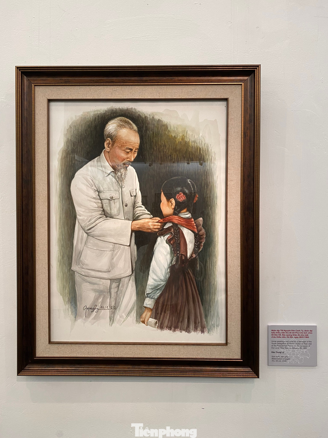 Tác phẩm tái hiện hình ảnh đoàn đại biểu thiếu niên Thủ đô tới Phủ Chủ tịch chúc Tết Bác Hồ năm 1960. Khi ấy, Bác ân cần quàng khăn đỏ cho một cháu thiếu niên.