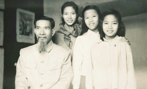 Danh họa Nguyễn Phan Chánh cùng vợ và các con. Danh họa Nguyễn Phan Chánh cùng vợ và các con.