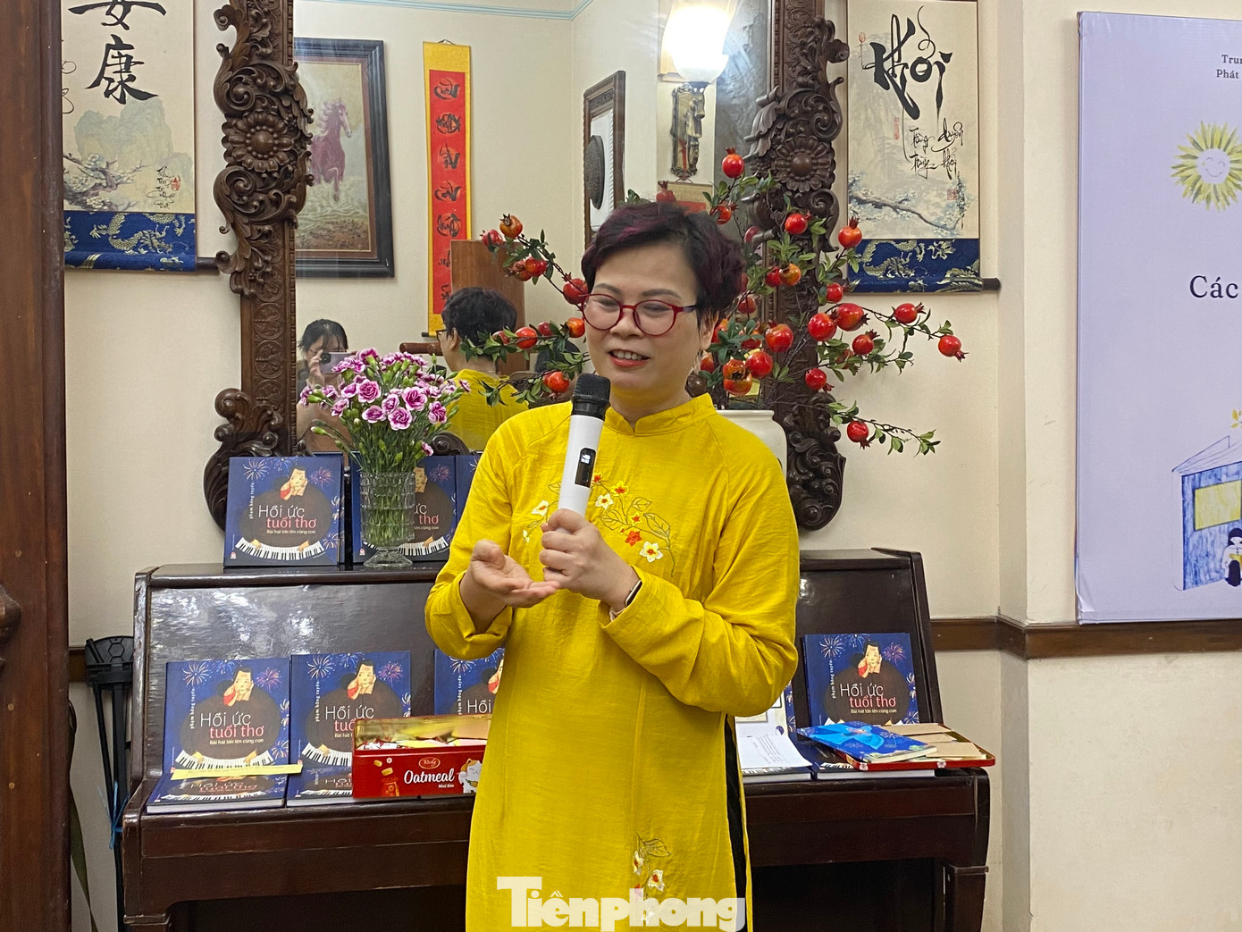 Con gái của nhạc sĩ Phạm Tuyên chắp bút viết nên những câu chuyện xoay quanh hàng chục tác phẩm nổi tiếng của cha.