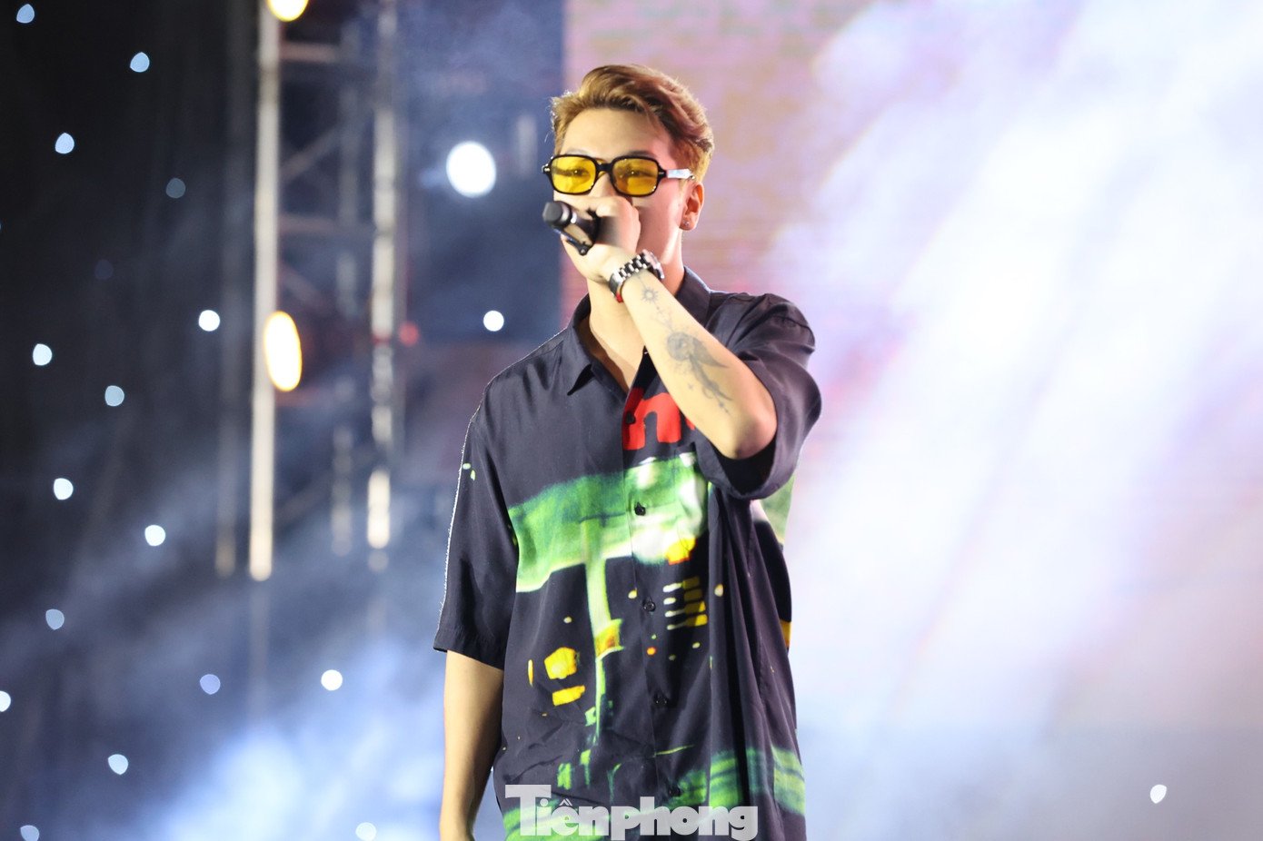 Rapper Gill bất ngờ xuất hiện khiến khán giả đứng ngồi không yên. Đây là khách mời của Nhà tài trợ kim cương Ngân hàng TMCP Ngoại thương Việt Nam Vietcombank. Anh trình diễn loạt ba ca khúc đình đám Sang xịn mịn, Vân rung và Mắt xanh. Rapper Gill bất ngờ xuất hiện khiến khán giả đứng ngồi không yên. Đây là khách mời của Nhà tài trợ kim cương Ngân hàng TMCP Ngoại thương Việt Nam Vietcombank. Anh trình diễn loạt ba ca khúc đình đám Sang xịn mịn, Vân rung và Mắt xanh.