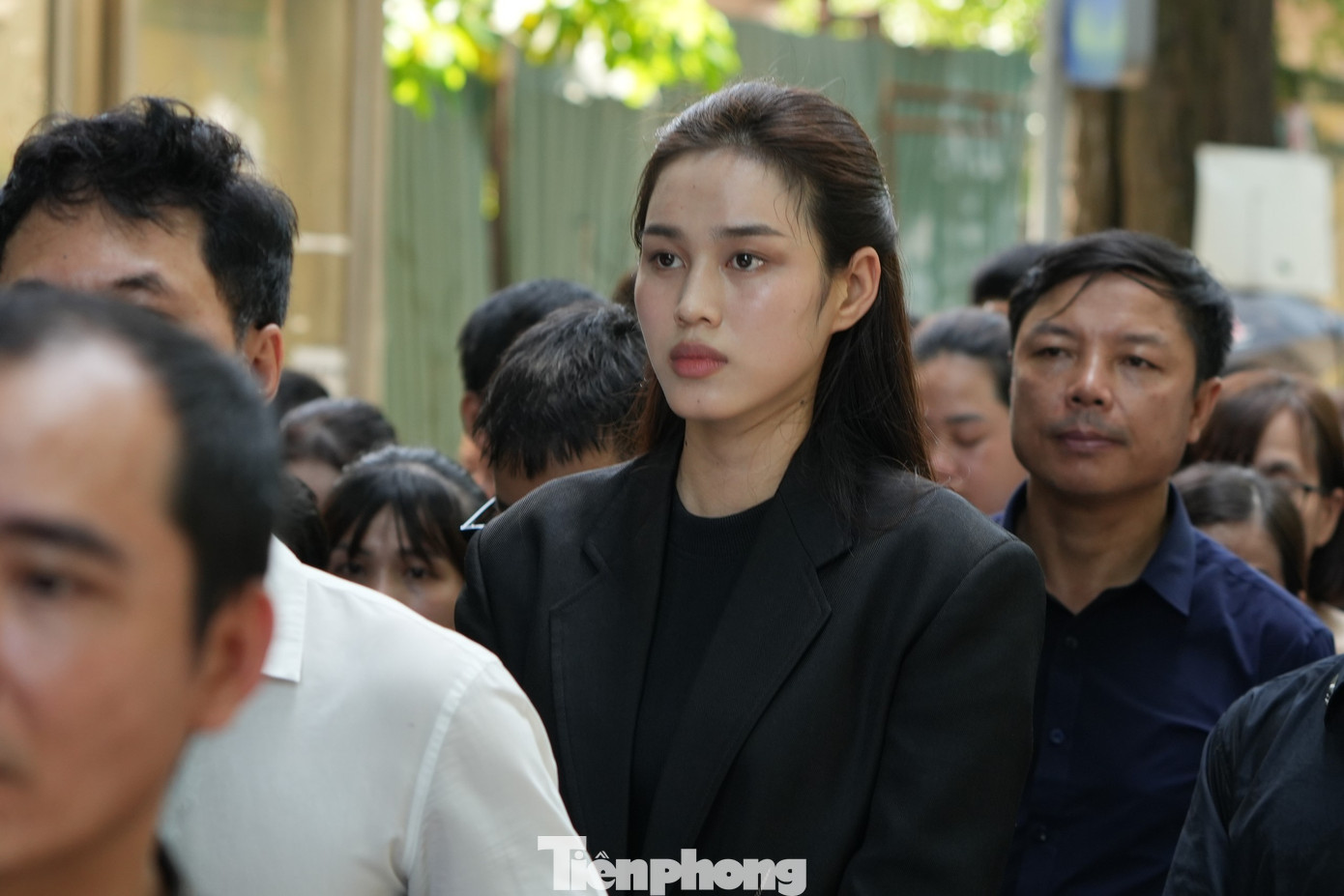 "Tối 25/7, tôi có đến xếp hàng nhưng chưa kịp vào viếng vì dòng người đổ về khu vực nhà tang lễ rất đông. Hôm nay, dù thời tiết Hà Nội khá oi nóng nhưng người dân vẫn xếp hàng dài mấy cây số để vào viếng Tổng Bí thư Nguyễn Phú Trọng. Tôi thấy nhiều người đợi từ 4-5h sáng hoặc thậm chí ngủ lại qua đêm ở khu vực gần đây", Hoa hậu Đỗ Thị Hà nói.