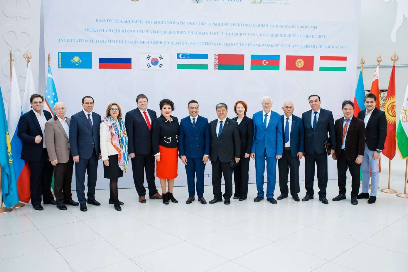 NSƯT Bùi Công Duy (ngoài cùng bên phải) tại lễ trao học hàm giáo sư danh dự. Ảnh: NVCC. NSƯT Bùi Công Duy (ngoài cùng bên phải) tại lễ trao học hàm giáo sư danh dự. Ảnh: NVCC.