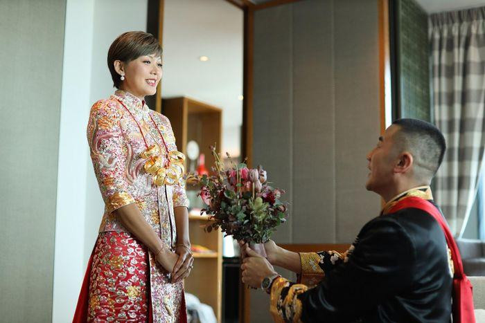 Nam diễn viên TVB quỳ gối tặng hoa cho bà xã Nam diễn viên TVB quỳ gối tặng hoa cho bà xã